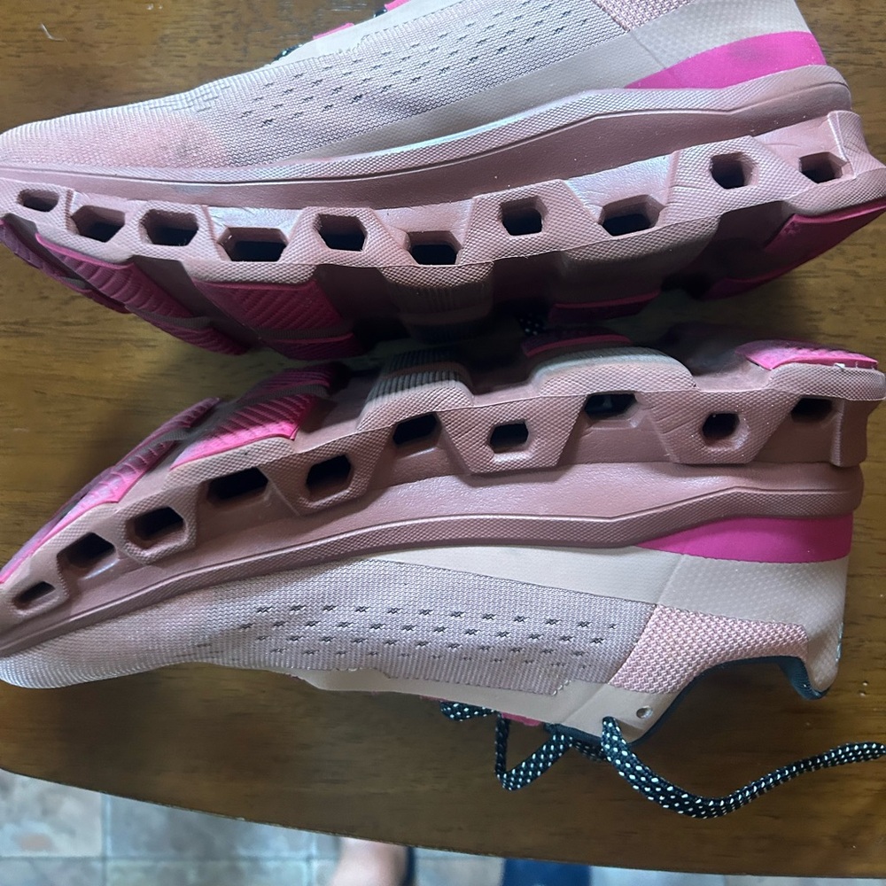 Women’s On Cloud Monster size 8